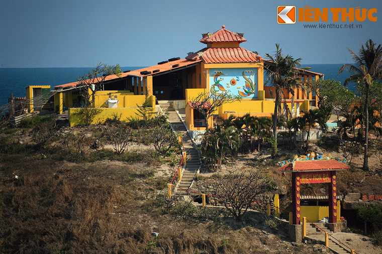 Vào năm 1971, một người quê Trà Vinh tên là Thanh Phong đến Vũng Tàu lập nghiệp đã đứng ra quyên góp tiền của để sửa chữa ngôi miếu. Trải qua nhiều lần trùng tu sửa chữa, miếu Hòn Bà mới có hiện trạng như ngày nay.