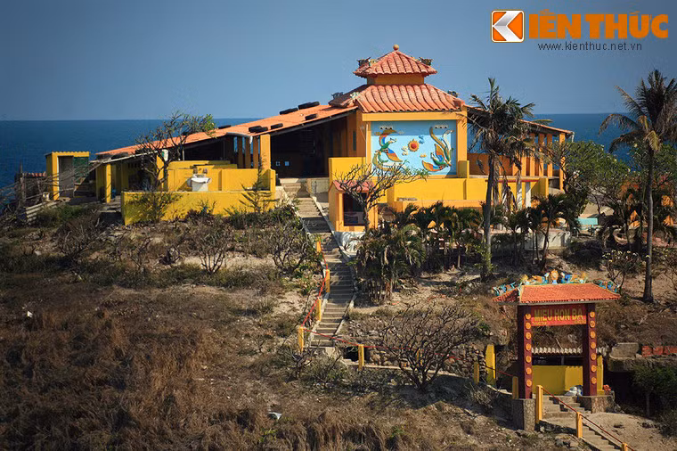 Vào năm 1971, một người quê Trà Vinh tên là Thanh Phong đến Vũng Tàu lập nghiệp đã đứng ra quyên góp tiền của để sửa chữa ngôi miếu. Trải qua nhiều lần trùng tu sửa chữa, miếu Hòn Bà mới có hiện trạng như ngày nay.