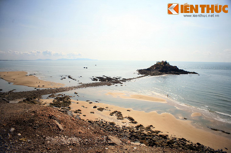 Điều lý thú nhất của miếu Hòn Bà là cách đi ra miếu. Phần lớn thời gian ban ngày, khi thủy triều lên chỉ có thể ra đảo bằng thuyền. Nhưng khi thủy triều rút, một con đường độc đạo dẫn ra đảo sẽ hiện ra. Đây là con đường nhân tạo được làm để phục vụ nhu cầu của người hành hương.