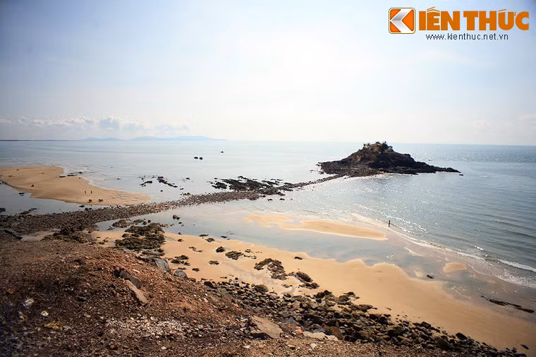 Điều lý thú nhất của miếu Hòn Bà là cách đi ra miếu. Phần lớn thời gian ban ngày, khi thủy triều lên chỉ có thể ra đảo bằng thuyền. Nhưng khi thủy triều rút, một con đường độc đạo dẫn ra đảo sẽ hiện ra. Đây là con đường nhân tạo được làm để phục vụ nhu cầu của người hành hương.