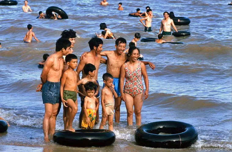 Một gia đình chụp ảnh lưu niệm trên bãi tắm.