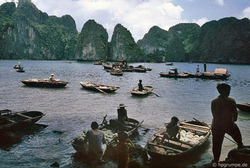 Các mặt hàng được bày bán khá phong phú, từ đồ ăn thức uống đến các loại đồ lưu niệm.