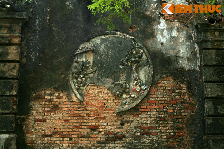 Sự hủy hoại của thời gian có thể được cảm nhận rõ ràng trên toàn thể khu lăng mộ. Nhiều bức tượng gốm sứ tinh xảo đã không còn lành lặn. Những tấm phù điêu khảm sứ lớn hai bên nhà thờ đã không còn rõ hình hài...