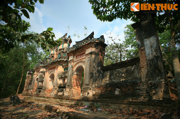 2. Trên ngọn đồi thấp thuộc phường Hiệp Thành, TP Thủ Dầu Một, tỉnh Bình Dương có một khu lăng mộ cổ hoang phế quy mô lớn, được gọi là mộ ông Lân. Do các tư liệu lịch sử không còn, ngày nay không ai biết "ông Lân" là ai, khu mộ hình thành khi nào.