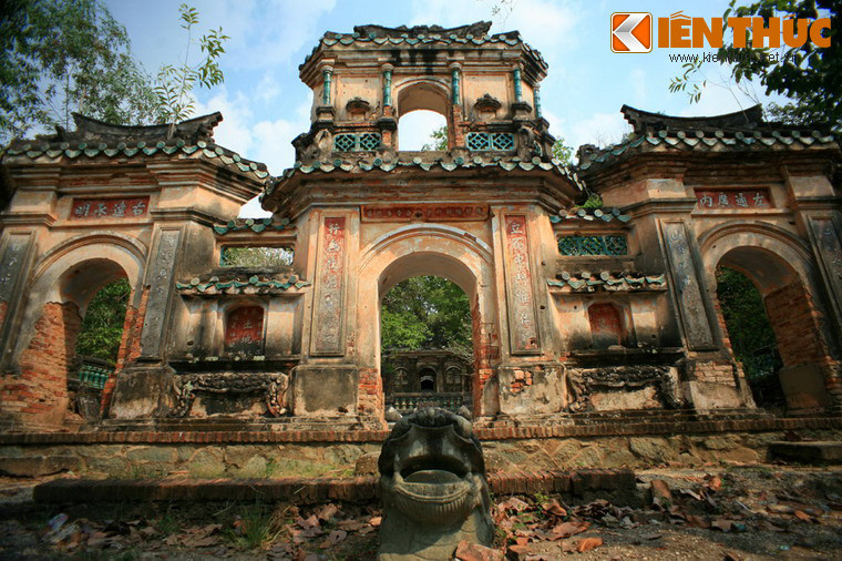 Dù vậy, sự đổ nát, hoang tàn ở khu mộ ông Lân trên một khía cạnh nào đó đã tôn lên nét đẹp cổ kỉnh của một công trình có tuổi đời nhiều thế kỷ này. Vì vậy mà khu mộ đã trở thành một địa điểm khám phá, chụp hình ưa thích của nhiều người trẻ tuổi.