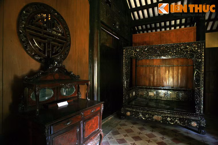 Giường Thất Bảo chạm nổi hoa lá và khảm xà cừ.