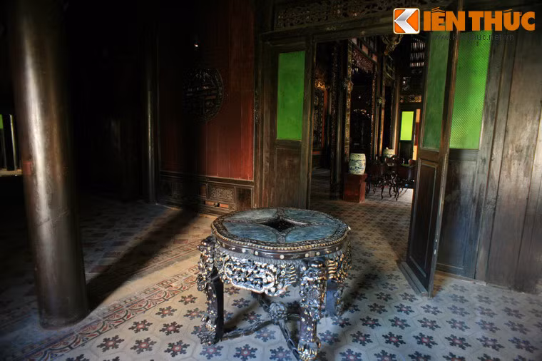 Nhà Đốc Phủ Hải còn lưu giữ nhiều đồ dùng quí hiếm như: tủ, ghế khảm xà cừ, bàn đá cẩm thạch, đồ sứ Trung Quốc và Việt Nam thế kỷ 17-18...