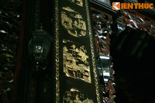 Trong không gian Á Đông của ngôi nhà cũng xuất hiện khá nhiều vật dụng của phương Tây như những hộp đèn này.