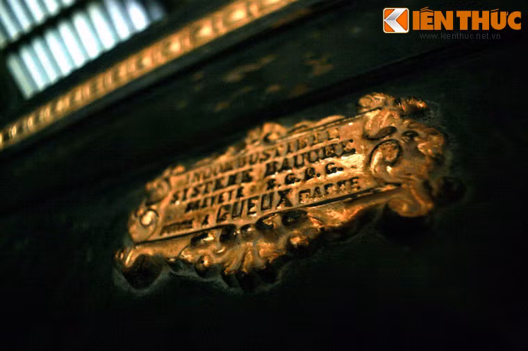 Một chiếc tủ mang nhãn hiệu Pháp.