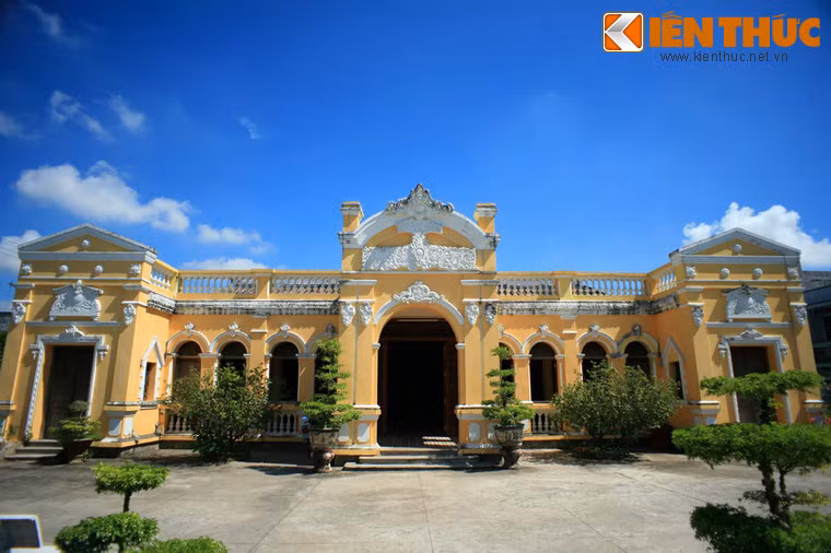 Tọa lạc tại phường I của thị xã Gò Công, tỉnh Tiền Giang, Nhà Đốc Phủ Hải được coi là một trong những ngôi nhà cổ đặc sắc nhất vùng đất Nam Bộ.