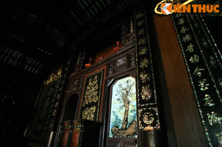 Bên cạnh các bao lam là liễn đại tự để thờ, liễn treo trên cột được khảm xà cừ óng ánh, độc đáo.