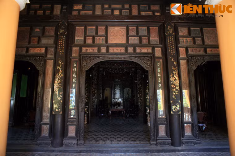 Nét đặc sắc trong kiến trúc của nhà Đốc Phủ Hải là tiền sảnh xây bằng gạch kiểu phương Tây nhưng bên trong lại là những cấu trúc gỗ đậm nét truyền thống.