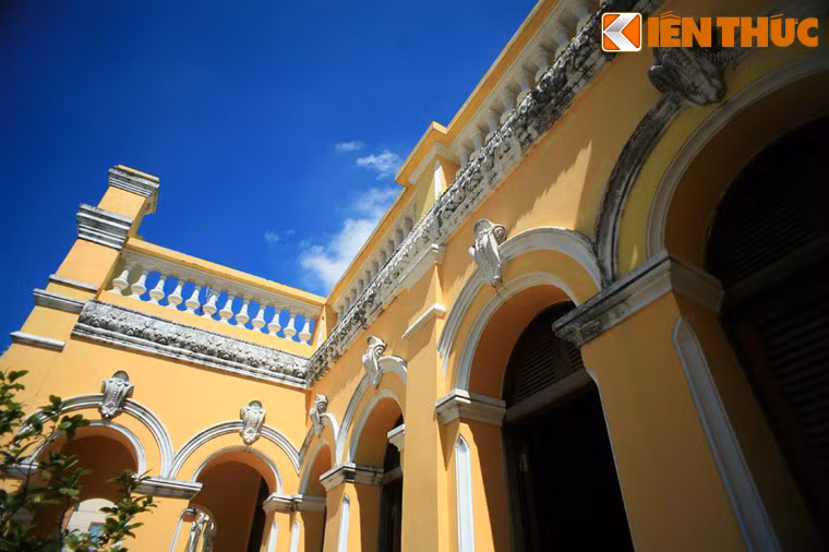 Tiền sảnh của nhà Đốc Phủ Hải làm theo kiểu Châu Âu, trên các đầu cột và vòm cửa chạm nổi hoa văn dây nho.