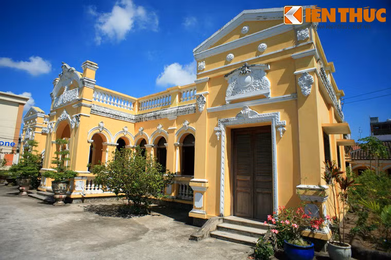 Có lịch sử bắt đầu từ năm 1860, qua nhiều lần tu bổ và xây dựng, toàn bộ ngôi nhà ngày nay gồm ba phần: nhà chính ở phía trước...