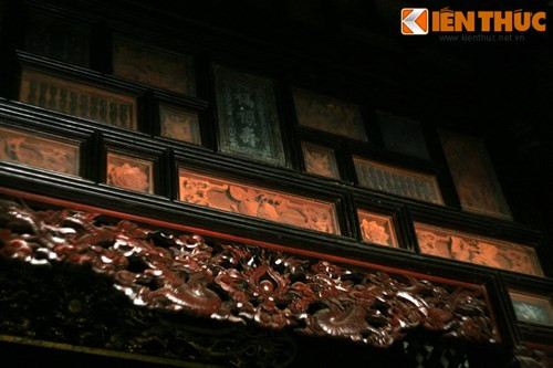 Trên đố và vòm cửa có trang trí bằng nhiều tác phẩm chạm khắc, thể hiện nhiều đề tài khác nhau lồng trong các khung kính hình chữ nhật và hình vuông.