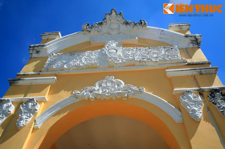 Cận cảnh các họa tiết trang trí trên cổng chính.