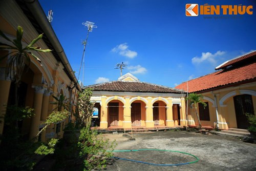 ...Hai nhà vuông (nơi ở của những người giúp) việc và lẫm lúa ở phía sau.