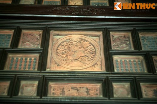 Cận cảnh một số tác phẩm đặt trong khung kính.