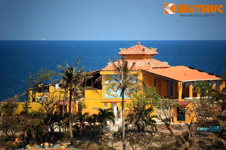 Năm 1939 một sỹ quan người Pháp tên Archi-nard cho nã đạn vào miếu nhưng chỉ bắn trúng một phát vào góc miếu. Viên sĩ quan này sau đó đã bỏ mạng trên Hòn Bà do một lần bất cẩn khi dùng súng. Vì vậy người Pháp đặt tên cho hòn đảo là Archi-nard, nhưng người dân Vũng Tàu vẫn gọi tên là Hòn Bà.