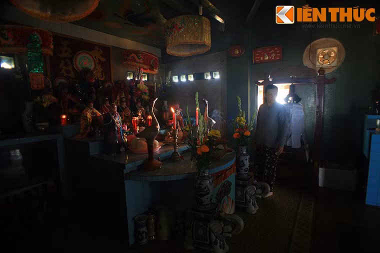 Bên trong là điện thờ các vị thần linh. Dưới nền điện thờ có một tầng hầm dài 6m, rộng 3m, từng là nơi hội họp bí mật của đồng bào chiến sĩ yêu nước thời kỳ kháng chiến.