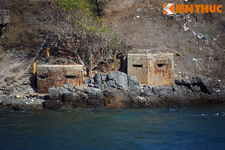 Những lô cốt cũ của Pháp vẫn "trơ gan cùng tuế nguyệt" dưới chân Hòn Bà.