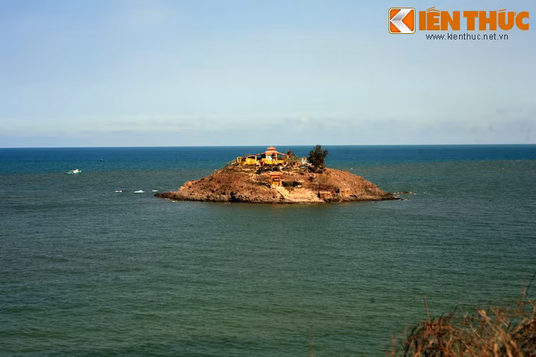 Điều lý thú nhất của Hòn Bà có lẽ là cách đi ra hòn đảo này. Phần lớn thời gian ban ngày, khi thủy triều lên chỉ có thể ra đảo bằng thuyền.