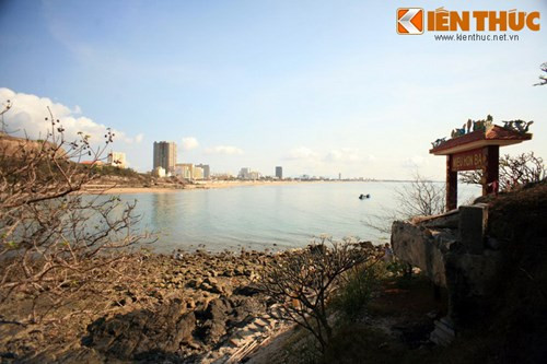 Từ Hòn Bà có thể nhìn bao quát một vùng bờ biển thơ mộng của thành phố Vũng Tàu.