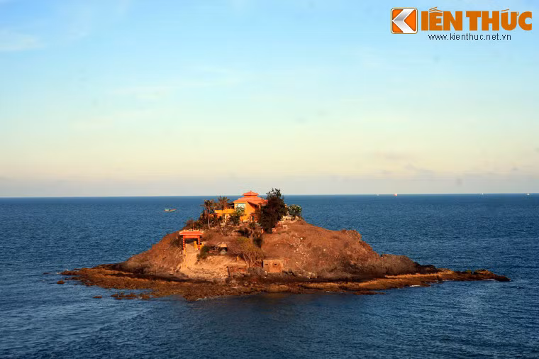 Hòn Bà là một đảo nhỏ, diện tích khoảng 5.000m2 ở vùng biển Bãi Sau của TP Vũng Tàu. Trên Hòn Bà có miếu Hòn Bà, một di tích lịch sử quan trọng của địa phương.