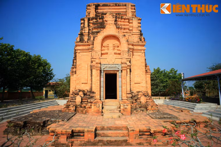 Có niên đại từ thế kỷ thứ 8, tháp Chót Mạt (ấp Mới, xã Tân Phong, huyện Tân Biên, tỉnh Tây Ninh) là một trong những di tích tiêu biểu nhất của văn hóa Óc Eo giai đoạn hậu Phù Nam - vương quốc từng thống lĩnh vùng đồng bằng sông Mekong những thế kỷ đầu Công nguyên.