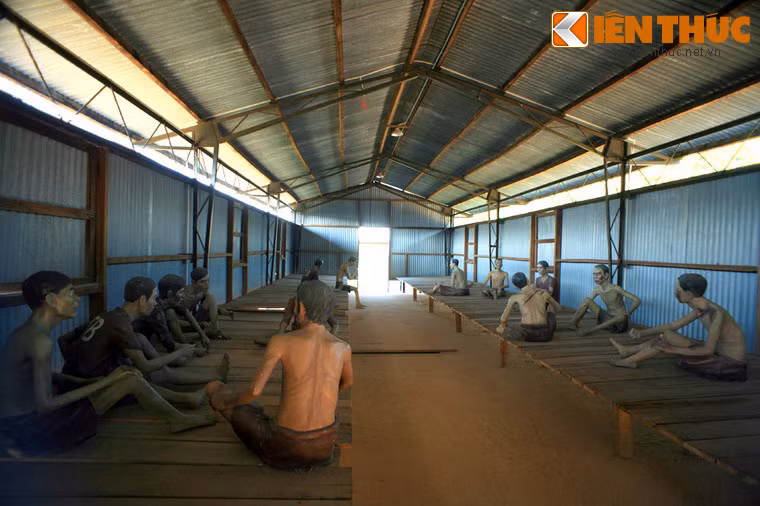 Tù binh sinh hoạt trên dãy ván gỗ dọc hai bên phòng giam.