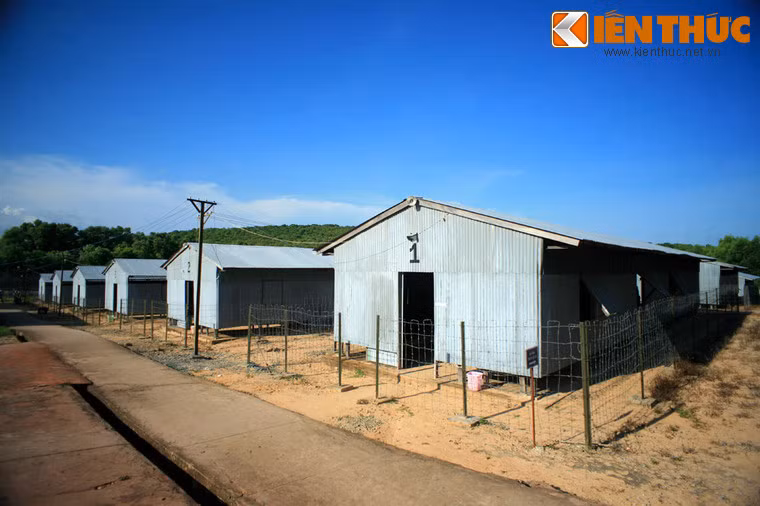 Các nhà giam có cấu trúc vì kèo sắt, nóc tôn, vách tôn, mỗi phòng bề ngang 5 mét, dài 20 mét, hai đầu chừa hai lối ra vào. Mỗi bên vách tôn có 4 cửa sổ, dưới vách tôn có khoảng trống chừng 3 tấc, có rào dây kẽm gai bên ngoài.