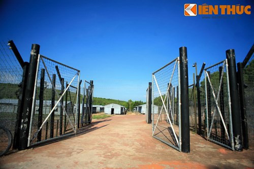 Cổng vào khu trại giam cũng có nhiều lớp.