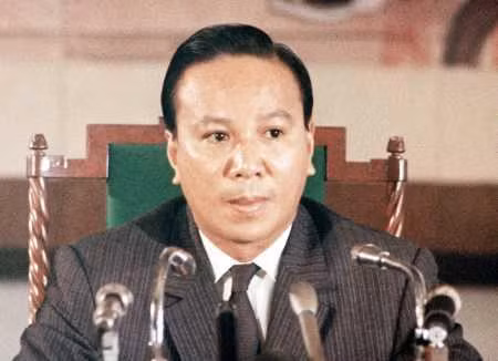 Nguyễn Văn Thiệu (1923-2001) - một trong 10 nhân vật quyền lực nhất Sài Gòn thời bấy giờ là Tổng thống chế độ Sài Gòn từ 1967-1975. Đêm 25/4/1975, ông rời Việt Nam đi Đài Loan dưới danh nghĩa phúng điếu Tưởng Giới Thạch, rồi bay thẳng sang Anh định cư. Đầu thập kỷ 1990, ông Thiệu chuyển sang sống tại Foxborough, Massachusetts, Mỹ và sống một cuộc sống thầm lặng trong quãng đời còn lại ở đây. Ông qua đời ngày 29/9/2001, sau khi đột quỵ tại nhà riêng ở Foxborough, thọ 78 tuổi.