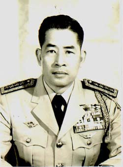  Cao Văn Viên (1921-2008) là 1 trong 5 người được phong hàm đại tướng quân lực chế độ Sài Gòn. Ông là vị tướng giữ chức vụ Tổng Tham mưu trưởng trong thời gian lâu nhất (1965-1975) và cũng là người cuối cùng giữ cương vị này của chế độ Sài Gòn. Năm 1975, trước các thất bại quân sự, ông từ nhiệm ngày 27/4 và lên máy bay di tản sang Mỹ. Sau 1975, ông sống lặng lẽ tại Arlington, Virginia. Ông mất ngày 22/1/2008 tại viện dưỡng lão, thọ 87 tuổi.