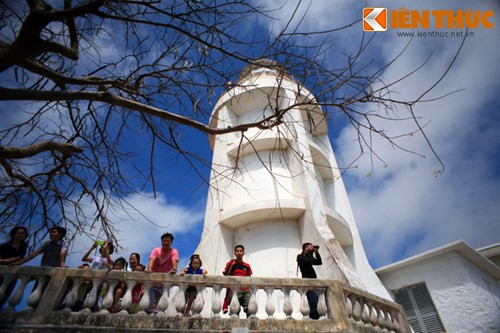 Ngày thường cũng như ngày nghỉ, hải đăng Vũng Tàu đều thu hút một lượng du khách đông đảo đến tham quan, thư giãn.