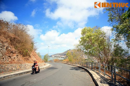 Đi bằng ô tô hoặc xe máy trên con đường trải nhựa quanh co trên sườn núi Nhỏ là cách phổ biến để lên ngọn hải đăng Vũng Tàu..