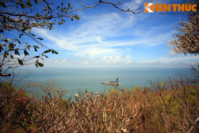 Phía Tây là trời biển bao la, với những con tàu của ngành dầu khí neo đậu trên mặt biển xanh ngắt.