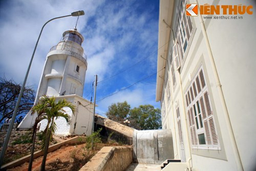 Trong khuôn viên của ngọn hải đăng còn có nhiều công trình khác như nhà điều hành...