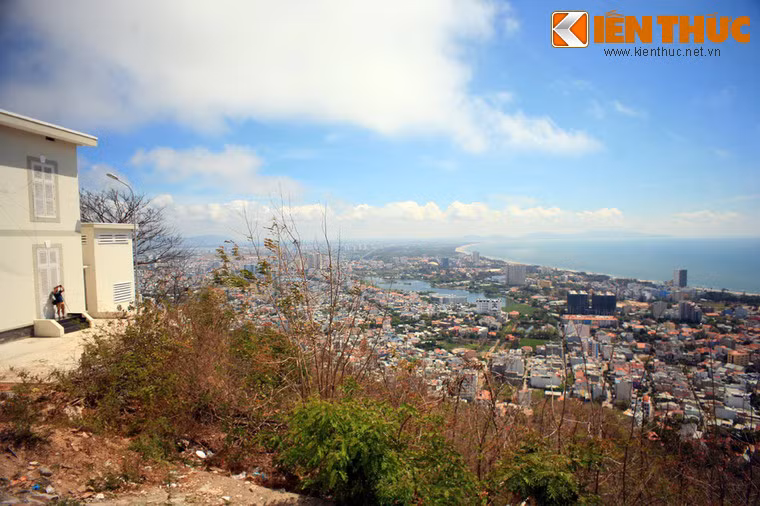 Từ khuôn viên của ngọn hải đăng, nhìn về phía Đông là toàn cảnh thành phố Vũng Tàu trải dài bên bờ biển.