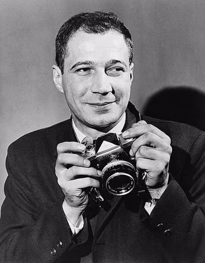  Eddie Adams (1933 – 2004) là nhiếp ảnh gia người Mỹ được biết đến qua các bức chân dung của nhân vật nổi tiếng, chính trị gia, đồng thời là phóng viên chiến trường, nhà báo ảnh xuất sắc. Ông đã có mặt tại 13 cuộc chiến, từ chiến tranh Triều Tiên, chiến tranh Việt Nam đến chiến tranh vùng Vịnh năm 1991. 