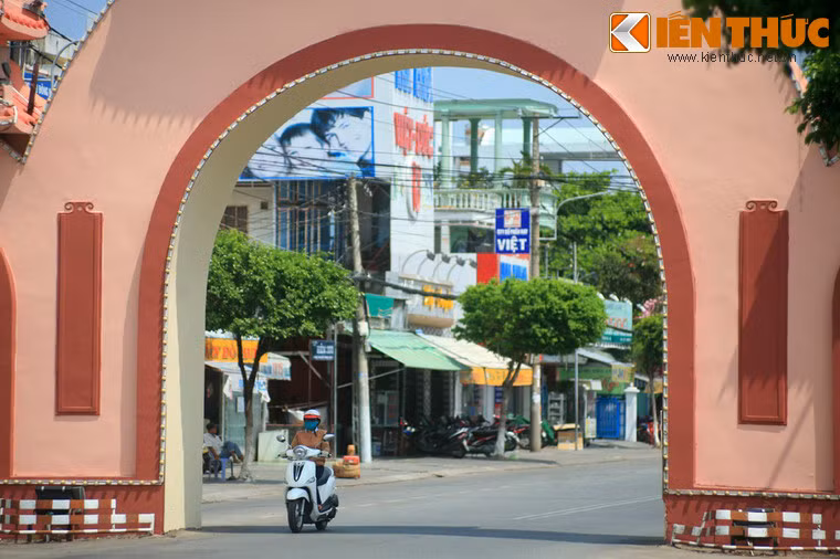 Khi mới được xây dựng, cổng có vai trò như một cổng làng khi vào Rạch Giá từ phía các huyện.