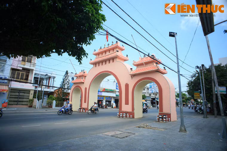 Sau một quá trình phát triển đô thị của Rạch Giá, cổng Tam quan từ vị trí cửa ngõ trở thành một công trình nằm ở trung tâm thành phố.