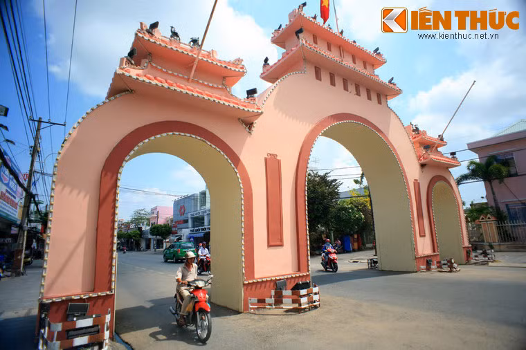 Được xây dựng từ thời Pháp thuộc, cổng được thiết kế với ba ô cửa hình vòng cung mềm mại, khác với các kiểu cổng tam quan thường thấy.