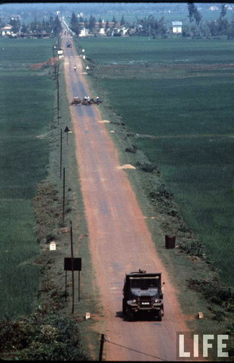  Tình trạng ngừng bắn tại vĩ tuyến 17 chấm dứt. Sau nhiều cuộc giằng co, từ tháng 6 năm 1969 cho đến 1975, khu vực này nằm dưới sự kiểm soát của quân lực lượng Giải phóng. Ảnh: Con đường phía Nam cầu Hiền Lương, 1966. 