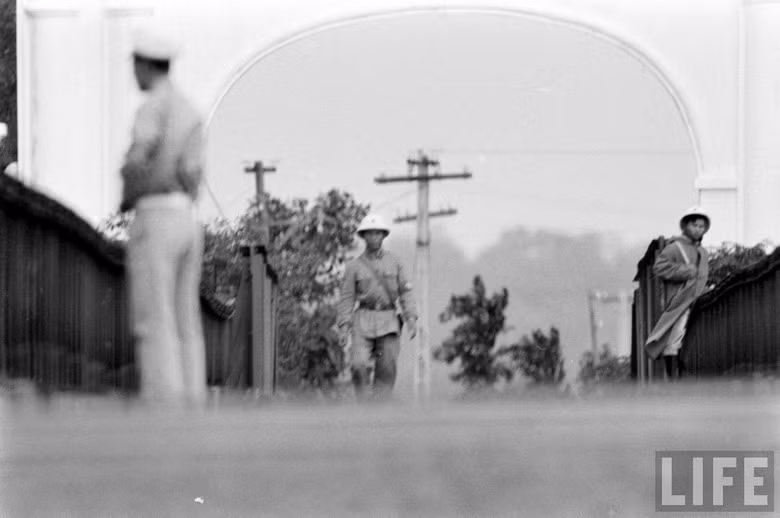 Mỹ và chính quyền Sài Gòn đã tìm mọi cách phá hoại cột cờ của Việt Nam Dân chủ cộng hòa. Cuộc không kích quy mô lớn vào ngày 2/8/1967 đã làm cột cờ bị gãy. Đêm hôm sau, các chiến sĩ Giải phóng đã đưa bộc phá sang đánh sập cột cờ ở bờ Nam. Từ đó đến hết chiến tranh, Việt Nam Dân chủ Cộng hòa đã thêm 11 lần dựng cờ bằng gỗ cao 12 - 18m, 42 lần lá cờ bị bom đạn phá hỏng. "Cuộc chiến màu sắc" là một diễn biến kịch tính khác, liên quan trực tiếp đến cầu Hiền Lương. Ở đoạn giữa cầu có một vạch trắng kẻ ngang, rộng 1cm được dùng làm ranh giới. Những người lính của hai phía nhiều khi chỉ đứng cách nhau vài mét ở hai bên ranh giới này.