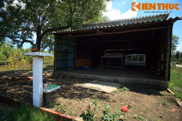 Nhưng đây không phải nhà dân bình thường mà chính là Lăng Ông Nam Hải - tên gọi nơi thờ cá voi theo tín ngưỡng của người dân miền biển.