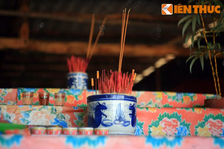 Khi cá Ông chết dạt trôi vào bờ, dân làng chài lấy đó làm vinh dự. Người gặp đầu tiên đứng ra làm tang chủ, cùng bà con chài lưới lo chôn cất hết sức trang trọng. Sau đó lập miếu, lấy bộ xương thờ gọi là Lăng Ông Nam Hải.