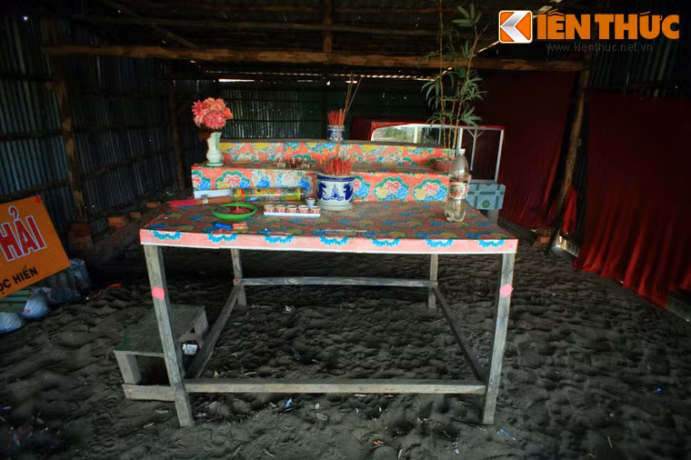Ban thờ được làm từ một chiếc bàn gỗ cũ kỹ.