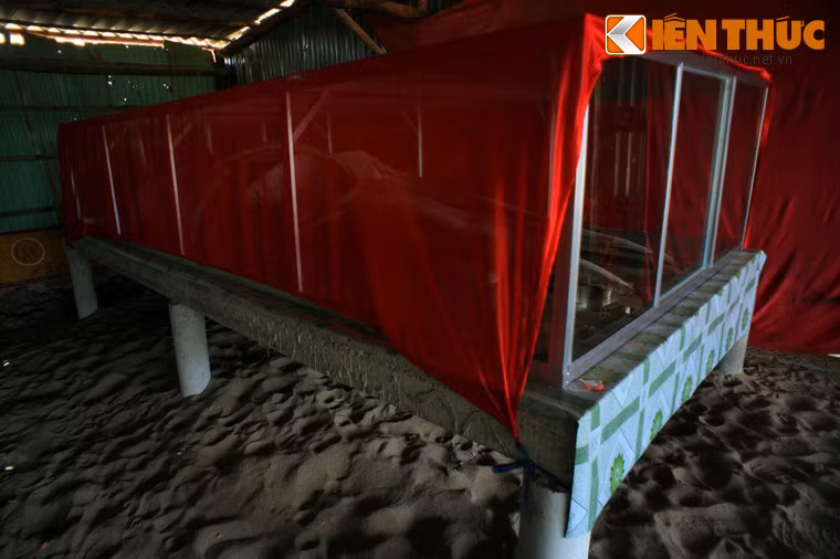 Góc bên phải của lăng là nơi đặt bộ xương cá Ông.