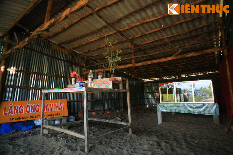 Không gian bên trong lăng toát lên vẻ đơn sơ...